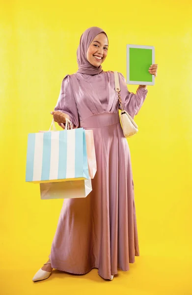 Lächelnde Asiatin Rosafarbenen Hijab Kleid Mit Einkaufstasche Und Tablet Auf — Stockfoto