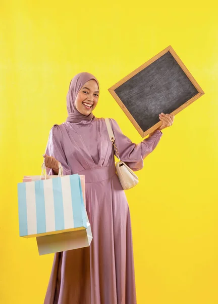 Lächelnde Asiatin Rosafarbenen Hijab Kleid Mit Einkaufstasche Und Tafel Auf — Stockfoto