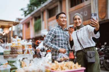 Mutlu çift oruç tutmak için atıştırmalık bir şeyler aldıktan sonra selfie çekiyor.
