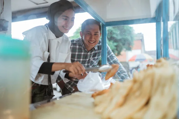Gyönyörű Hidzsáb Miközben Eladja Különböző Típusú Sült Ételek Egy Kocsi — Stock Fotó