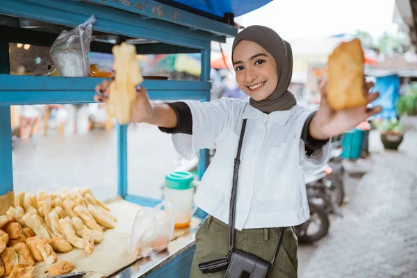 Una Hermosa Chica Con Hijab Vende Varios Tipos Alimentos Fritos — Foto de Stock