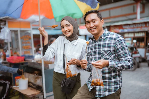 Casal Divertir Desfrutando Lanches Loja Vendedores Rua Durante Jejum Ramadã — Fotografia de Stock