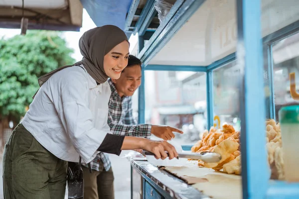 Bela Mulher Hijab Enquanto Vende Vários Tipos Comida Frita Com — Fotografia de Stock