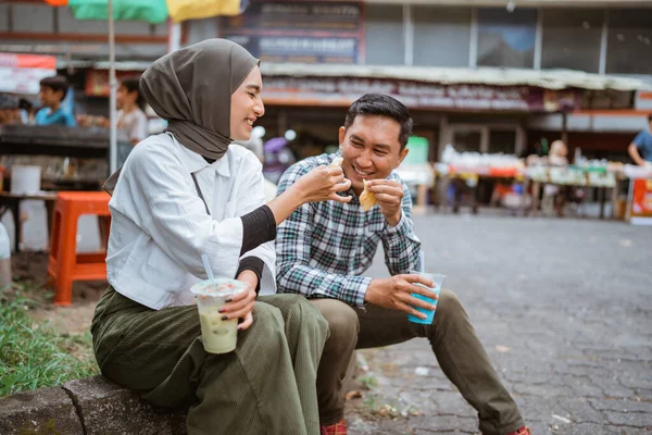 Pasangan Muslim Yang Cantik Duduk Pinggir Jalan Dan Menikmati Makanan — Stok Foto