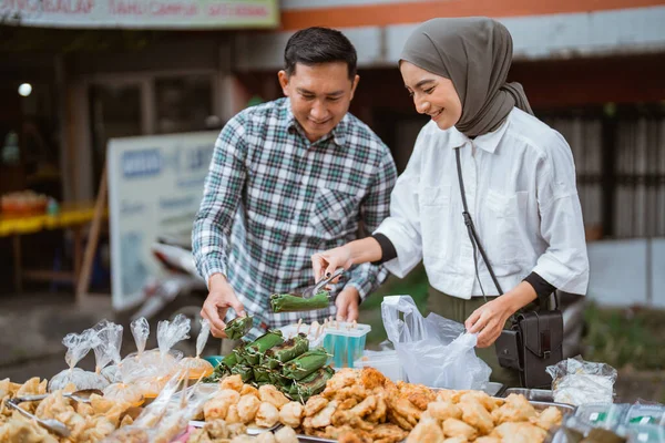 Beautiful Muslim Couple Shopping Food Stall Street Vendor Ramadan — Stock Photo, Image