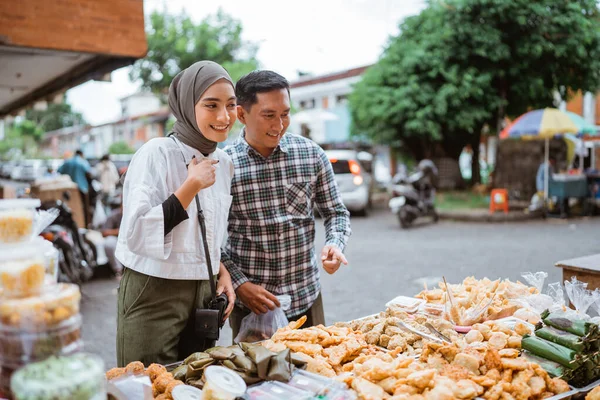 Beautiful Muslim Couple Shopping Food Stall Street Vendor Ramadan — Stock Photo, Image