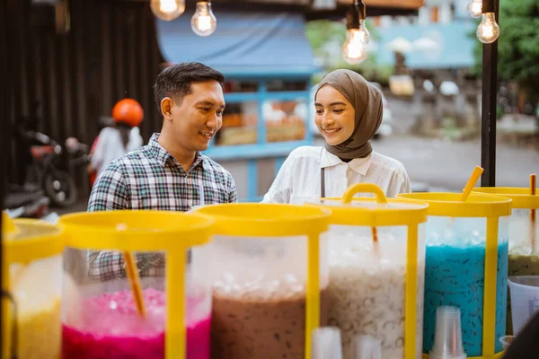Potret Pasangan Muslim Muda Yang Bahagia Membeli Minuman Dari Pedagang — Stok Foto