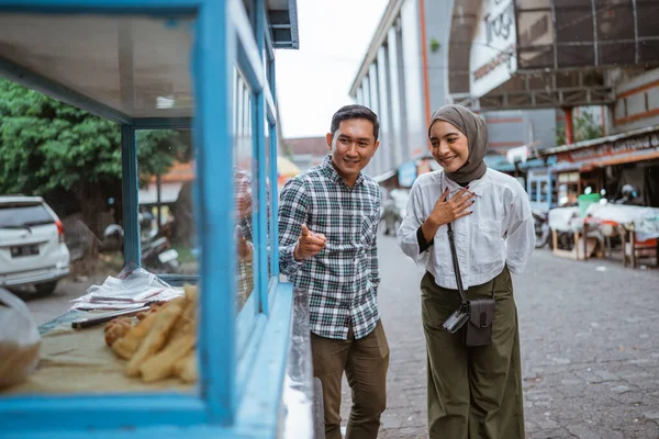 Schönes Muslimisches Paar Kauft Während Des Ramadans Einem Imbiss Oder — Stockfoto