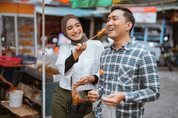 Pareja Divierten Disfrutando Bocadillos Tienda Venta Ambulante Durante Ayuno Ramadán — Foto de Stock