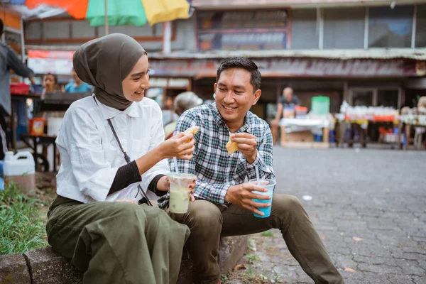 Pasangan Muslim Yang Cantik Duduk Pinggir Jalan Dan Menikmati Makanan — Stok Foto