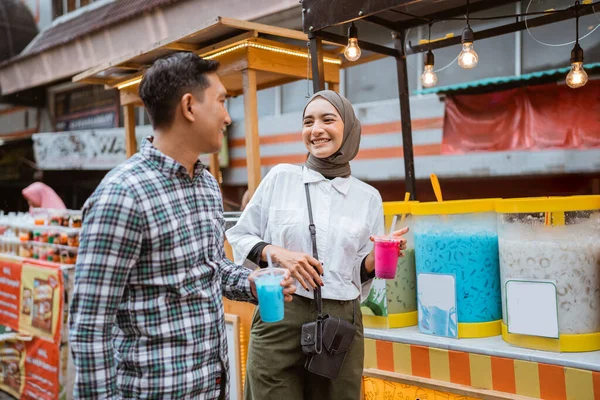 Mutlu Genç Müslüman Çiftin Portresi Bir Sokak Satıcısından Içki Alır — Stok fotoğraf