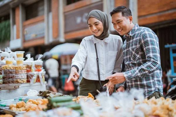 Gyönyörű Muszlim Férfi Vásárol Egy Élelmiszer Standon Vagy Utcai Eladó — Stock Fotó