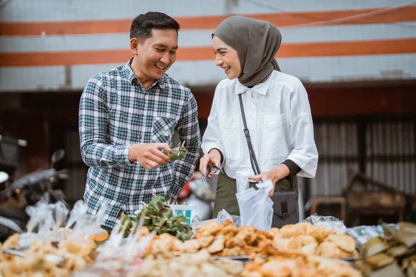 Pasangan Muslim Yang Cantik Berbelanja Warung Makanan Atau Pedagang Kaki — Stok Foto