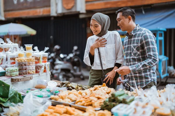 Beautiful Muslim Woman Man Shopping Food Stall Street Vendor Ramadan — Stock Photo, Image
