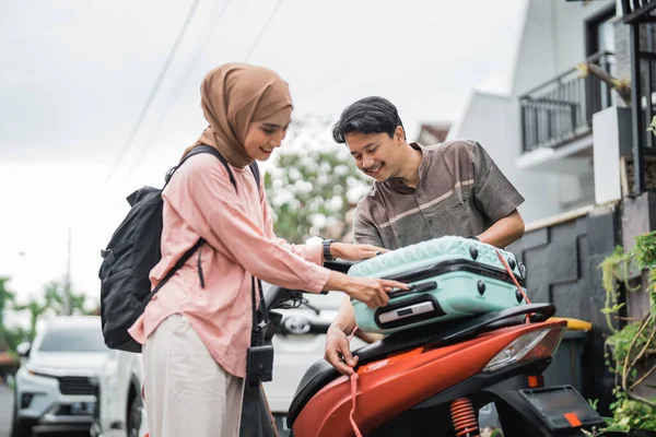 Glückliches Asiatisches Muslimisches Paar Packt Seinen Koffer Auf Motorradreise Während — Stockfoto