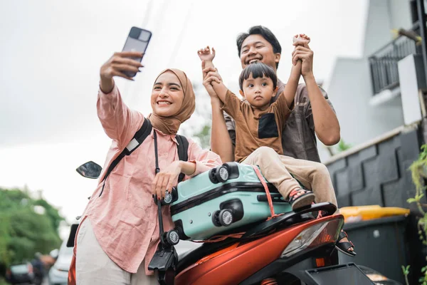 Keluarga Muslim Asia Mengendarai Sepeda Motor Bersama Sama Bepergian Dengan — Stok Foto