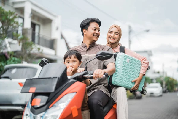 Asiatico Musulmano Famiglia Guida Moto Scooter Insieme Viaggiando Con Bambino — Foto Stock