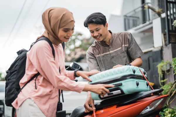 幸せなアジア系イスラム教徒のカップルパック彼のスーツケース上のバイク旅行中にEid Mubarakバック故郷に — ストック写真