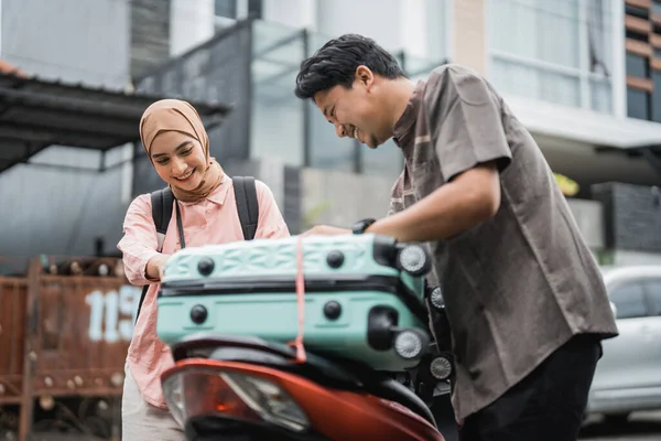 快乐的亚洲穆斯林夫妇在返回故土途中骑摩托车旅行时 把他的手提箱收拾好 — 图库照片