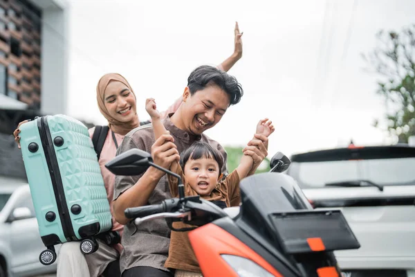 子供と一緒にバイクのスクーターに乗る幸せな興奮アジアのイスラム教徒の家族 — ストック写真