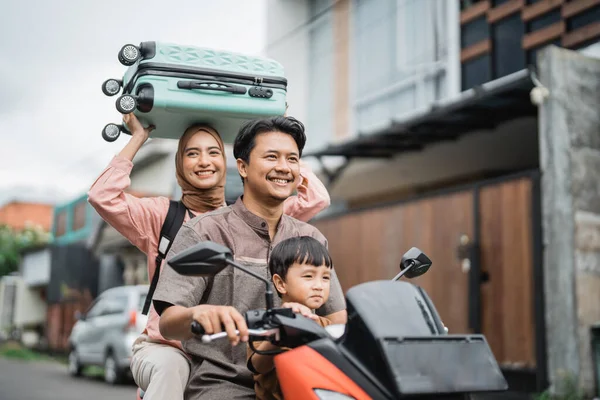 Asiatische Muslimische Familie Die Zusammen Mit Einem Kind Motorrad Fährt — Stockfoto