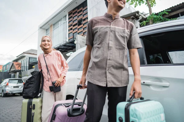 亚洲穆斯林夫妇和手提箱准备出发 男子和妇女为庆祝开斋节而旅行的概念 — 图库照片