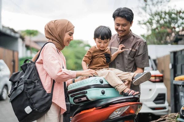 Όμορφη Οικογένεια Μουσουλμάνων Πηγαίνει Μοτοσικλέτα Μαζί Κατά Διάρκεια Των Διακοπών — Φωτογραφία Αρχείου