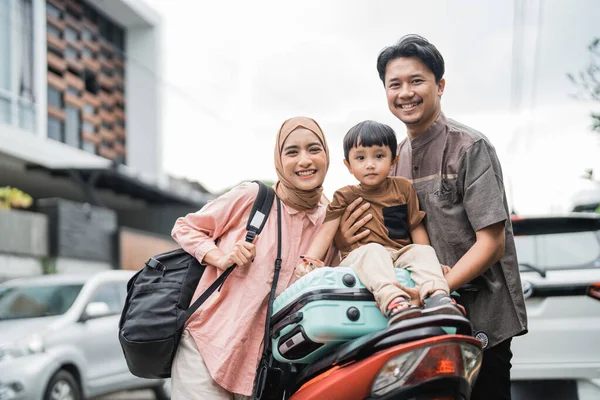 Beautiful Muslim Family Going Motorbike Together Eid Mubarak Holiday — Stock Photo, Image