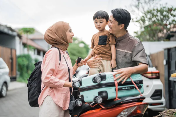 Азіатська Мусульманська Сім Катається Мотоциклі Скутері Разом Подорожуючи Дитиною Концепція — стокове фото