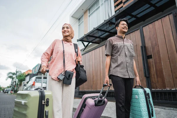 亚洲穆斯林夫妇和手提箱准备出发 男子和妇女为庆祝开斋节而旅行的概念 — 图库照片