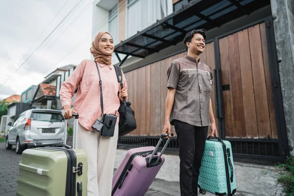 Азиатская Мусульманская Пара Чемоданом Готовится Отъезду Концепция Путешествия Мужчины Женщины — стоковое фото