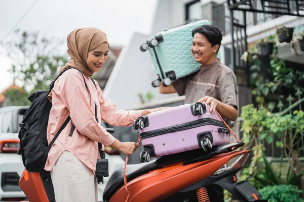 Счастливый Азиат Мусульманин Собирает Чемодан Мотоцикле Готовясь Поездке Время Праздника — стоковое фото