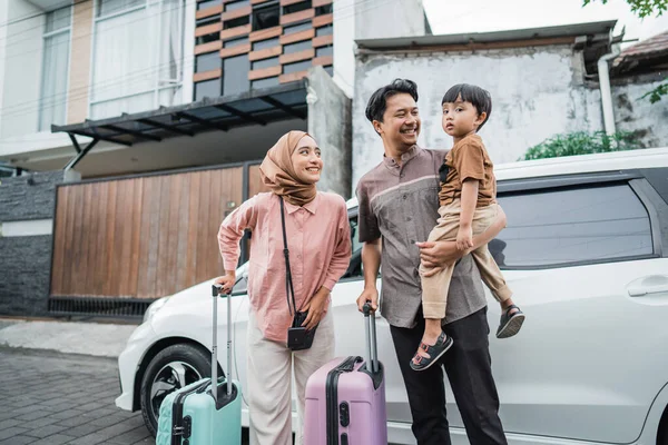 Asiático Hermosa Familia Musulmana Con Maleta Viajar Coche Concepto —  Fotos de Stock