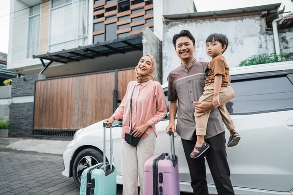 Asiatische Schöne Muslimische Familie Mit Koffer Auf Autofahrt — Stockfoto