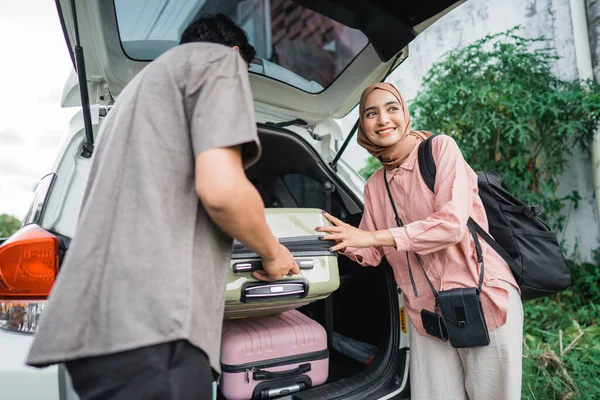 Pasangan Muslim Mengemasi Koper Bagasi Mobil Untuk Liburan Idul Fitri — Stok Foto