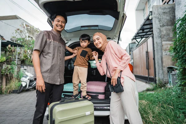 Keluarga Muslim Asia Bahagia Dengan Anak Duduk Bagasi Mobil Dengan — Stok Foto