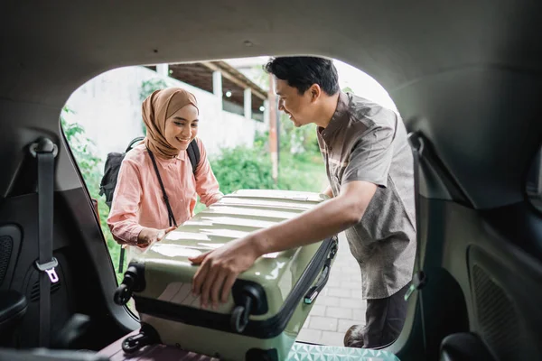 Pasangan Muslim Mengemasi Koper Bagasi Mobil Untuk Liburan Idul Fitri — Stok Foto