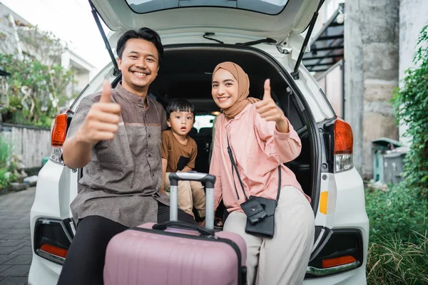 Glücklich Asiatische Muslimische Familie Mit Kind Sitzt Kofferraum Mit Koffer — Stockfoto