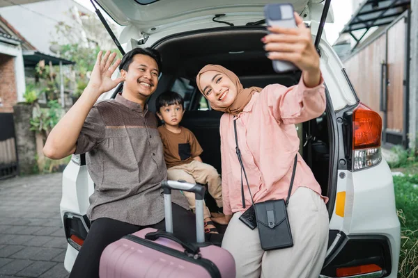 Щаслива Азіатська Мусульманська Сім Сидить Багажнику Автомобіля Валізою Приймаючи Фото — стокове фото