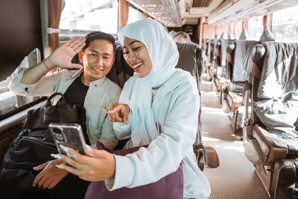 Muslimisches Paar Telefoniert Während Busfahrt Während Des Mubarak Urlaubs Familie — Stockfoto