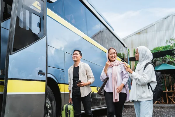Onnellinen Aasialainen Muslimi Matkustajat Rivissä Päästä Bussiin — kuvapankkivalokuva
