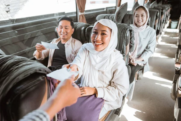 Busreisende Mit Kopftuch Geben Fahrkarten Busfahrer — Stockfoto