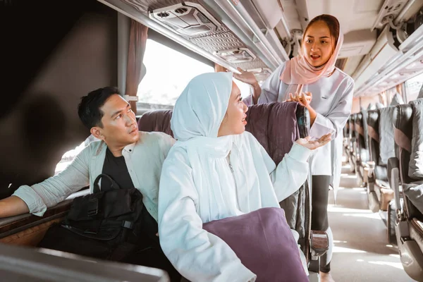 Muslimští Cestující Spolu Při Jízdě Autobusem Hádají — Stock fotografie