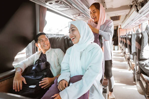 Muslim Orang Perjalanan Dengan Bus Selama Hari Libur Eid Mubarak — Stok Foto