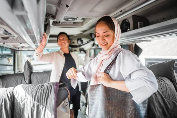 Женщина Смотрит Свое Место Автобусе Женщины Мусульмане Путешествуют Время Праздника — стоковое фото