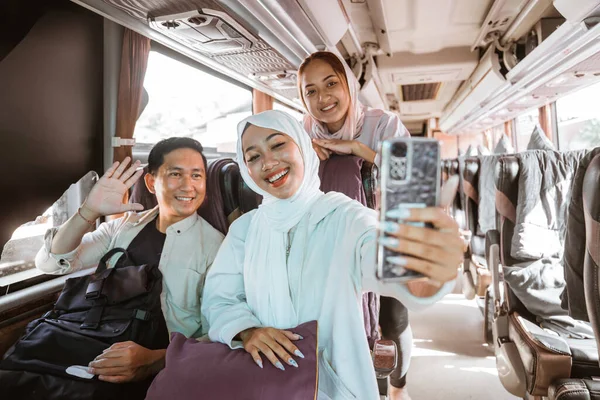 Três Jovens Sorriem Posam Para Câmera Celular Tirando Uma Selfie — Fotografia de Stock