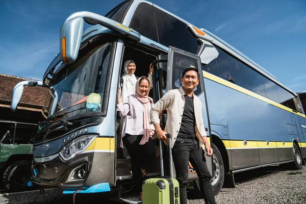 Щасливі Азіатські Мусульманські Пасажири Вишикувалися Чергу Щоб Вийти Автобуса — стокове фото