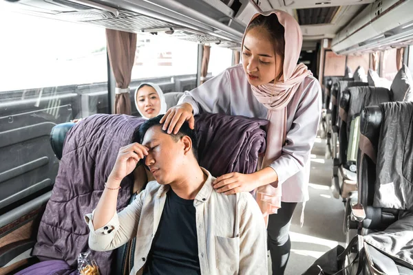 Mladý Muž Cítí Špatně Žena Snaží Pomoci Zatímco Sedí Autobuse — Stock fotografie