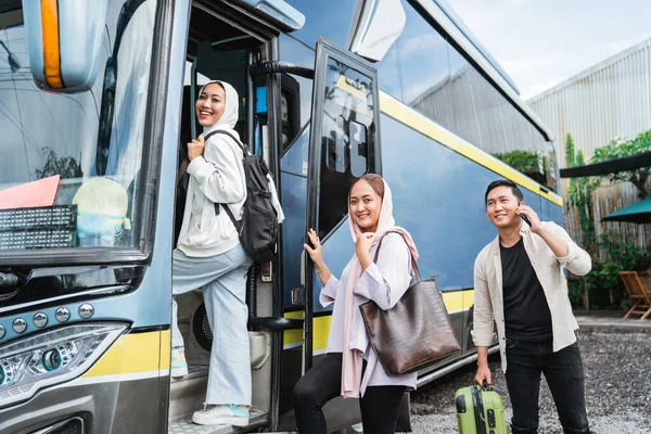 Glückliche Asiatische Muslimische Passagiere Stehen Schlange Den Bus Steigen — Stockfoto