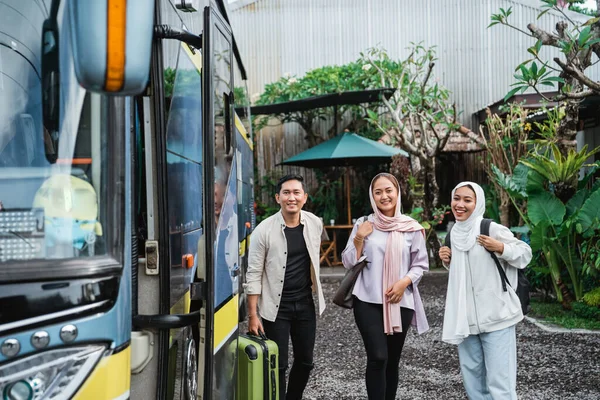 Feliz Asiático Muçulmano Passageiros Alinhados Linha Para Entrar Ônibus — Fotografia de Stock